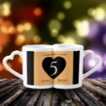 Set De Tazas De Café Celebración del 5° Aniversario del Boda de Madera<br><div class="desc">Nada dice "me completas" o "tu mejor/otra mitad" que estas tazas de los amantes del quinto aniversario de los bodas de madera. Las elegantes letras en un fondo falso de grano de madera clara añaden un toque memorable para esta ocasión especial y un hito. Personalizar con el nombre de la...</div>