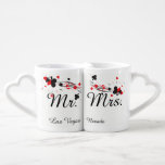 Set De Tazas De Café El casarse de Sr. y de señora Las Vegas<br><div class="desc">Tazas románticas de la jerarquización para Las Vegas que casa a recienes casados. Naipes con los clubs,  los corazones,  los diamantes,  y las espadas en blanco y negro y rojo.</div>