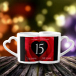 Set De Tazas De Café Elegante celebración del 15° Rosa de aniversario d<br><div class="desc">Nada dice "me completas" o "tu mejor/otra mitad" que estas tazas de los amantes del décimo quinto rosa aniversario de los bodas. Las elegantes letras con un fondo de rosa romántico rojo añaden un toque memorable a esta ocasión especial y a este hito. Personalizar con el nombre de la pareja,...</div>