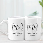 Set De Tazas De Café Elegante Sr. Botánico y Sra. Newlyweds<br><div class="desc">El tazón de café/té diseñado por el personalizado para que la novia y el novio presenten una elegante corona de laurel rústica y una moderna caligrafía a mano con un nombre de familia editable y fecha boda. Este conjunto personalizado de jarras no es solamente un regalo memorable para aniversarios, duchas...</div>