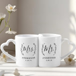Set De Tazas De Café Elegante Sr. Botánico y Sra. Newlyweds<br><div class="desc">El tazón de café/té diseñado por el personalizado para que la novia y el novio presenten una elegante corona de laurel rústica y una moderna caligrafía a mano con un nombre de familia editable y fecha boda. Este conjunto personalizado de jarras no es solamente un regalo memorable para aniversarios, duchas...</div>