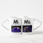 Set De Tazas De Café Las Vegas Bride y Groom<br><div class="desc">Tazas románticas para recién casados bodas de Las Vegas. La Esfera en la Franja de Las Vegas como un planeta Tierra giratorio vista por un lado y tema del casino Lucky in Love por el otro lado. Todos los elementos permiten personalizar y/o borrar según lo deseado para sus regalos personalizados....</div>