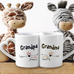 Set De Tazas De Café Los nuevos abuelos personalizan la suya y la suya<br><div class="desc">Los corazones modernos y el diseño de flechas en una elegante paleta de colores, ideal para los nuevos abuelos. Las palabras, Abuelo y Abuela pueden ser personalizadas a la abuela, nana, etc., para adaptarse a tus preferencias. También se puede agregar el año en que la pareja se convirtió en abuelos...</div>