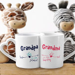 Set De Tazas De Café Los nuevos abuelos personalizaron a los suyos y a<br><div class="desc">Los corazones y flechas modernos están diseñados en rosa y azul,  ideal para los nuevos abuelos. Las palabras,  Abuelo y Abuela pueden ser personalizadas a la abuela,  nana,  etc.,  para adaptarse a tus preferencias. También se puede agregar el año en que la pareja se convirtió en abuelos orgullosos.</div>