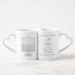 Set De Tazas De Café Menorah de plata nuestros primeros recienes<br><div class="desc">Personalice el sistema de la taza de este NUESTRO PRIMER par de JÁNUCA adornado con falso Menorahs de plata y las letras hebreas para el que está de un regalo bueno para los recienes casados. El texto hebreo (nuestro primer Jánuca) y el mensaje en inglés es fáciles de cambiar así...</div>