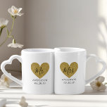 Set De Tazas De Café Modern Gold Heart Mr. and Mrs Newlyweds Boda<br><div class="desc">Los amantes de diseño personalizado se ponen trapo para la pareja/recién casados/novios y novio con caligrafía moderna de mano del señor y la señora en elegantes corazones purpurinas de oro. Personaliza con Apellido y fecha de boda.</div>