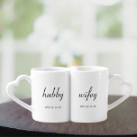 Set De Tazas De Café Moderno y mínimo maridito y Wifey recién casados<br><div class="desc">tazas de café de diseño personalizado para recién casados con un moderno diseño minimalista en blanco y negro con fecha personalizada.</div>