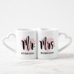 Set De Tazas De Café Monograma de matrimonio personalizado de Pink Hear<br><div class="desc">Las tazas de café monograma personalizadas hacen un regalo boda único para el nuevo Sr. y la Sra.! Este diseño minimalista presenta escritura moderna de escritura negra,  fondo de corazón rosado y texto personalizado que se puede personalizar con el apellido de la pareja recién casada.</div>