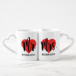 Set De Tazas De Café Monograma de matrimonio personalizado de Sr. y Sra<br><div class="desc">Las tazas de café monograma personalizadas hacen un regalo boda único para el nuevo Sr. y la Sra.! Este elegante diseño presenta escritura de caligrafía negra,  acento cardíaco rojo y texto personalizado que se puede personalizar con el apellido de la pareja recién casada y la fecha de boda.</div>