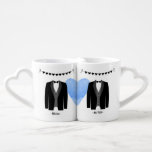 Set De Tazas De Café Nombres personalizados Boda gay adecuado al juego<br><div class="desc">Una taza de boda gay totalmente personalizable para caballeros que se casen. Un elegante regalo de boda lgbt que alegrará las mañanas de los recién casados. Trajes de boda con nombres de personalizable y guirnaldas cardíacas.</div>