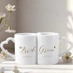 Set De Tazas De Café Novia caligráfica de oro y recién casados de Groom<br><div class="desc">tazas de café/té diseñadas por el personalizado para la novia y el novio con caligrafía purpurina de oro y corazones con fecha boda editable. Este juego de taza personalizado es un regalo memorable para los recién casados.</div>