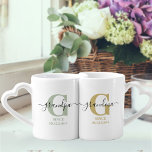 Set De Tazas De Café Nuevo monograma de abuelo y abuela verde y ocre<br><div class="desc">Montaje de monograma familiar para la nueva abuela y el abuelo (o abuelos establecidos) que se puede personalizar con la fecha en que se convirtieron en abuelos por primera vez. Este diseño tiene un guión manuscrito elegante, una tipografía moderna y una sutil paleta de colores de verde plateado, amarillo ocre,...</div>