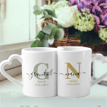 Set De Tazas De Café Nuevo monograma Nana y Grandad Verde y Ochre<br><div class="desc">Montaje de monograma familiar para nana nueva y grandad (o abuelos establecidos) que puedes personalizar con la fecha en que se convirtieron en abuelos por primera vez. Este diseño tiene un guión manuscrito elegante, una tipografía moderna y una sutil paleta de colores de verde plateado, amarillo ocre, negro y blanco....</div>