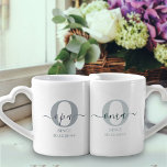 Set De Tazas De Café Nuevos abuelos verdes de color gris y monograma Om<br><div class="desc">Montaje en monograma familiar para nuevo oma y opa (o establecido) que se puede personalizar con la fecha en que se convirtieron en abuelos por primera vez. Este diseño tiene un guión manuscrito elegante, una tipografía moderna y una sutil paleta de colores de gris de dos tonos y verde de...</div>