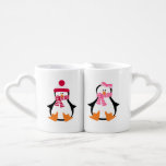 Set De Tazas De Café Pareja de pingüinos<br><div class="desc">Ilustracion adorable de dos pingüinos lindos que llevan los gorras y las bufandas.</div>