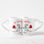 Set De Tazas De Café Personalizado "pertenecemos juntos" pareja de lesb<br><div class="desc">El juego de taza de esta pareja adorable incluye una pareja de garrotes lesbianas (versiones hetero y gay disponibles) en el frente con las palabras "pertenecemos juntos",  y la pareja de garrotes en la parte de atrás con los nombres de la pareja.</div>