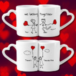 Set De Tazas De Café Pertenecemos juntos a figuras y nombres de palos p<br><div class="desc">Celebra tu amor con este adorable conjunto de jarras de la pareja con mangos en forma de corazón, perfecto para compartir esos momentos especiales juntos. Estas encantadoras tazas presentan una pareja adorable con un palo que sostiene globos de corazón rojos, simbolizando el vínculo que los une, haciendo de estas tazas...</div>