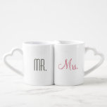 Set De Tazas De Café Retro Modern Mr. y Mrs.<br><div class="desc">Este adorable conjunto moderno de fangos de los amantes de mediados de siglo presenta al "Sr." escrito en la parte delantera y trasera de una taza y a la "Sra." escrita en la parte delantera y trasera de la otra taza.</div>
