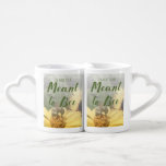 Set De Tazas De Café Significado a la abeja junta la boda o el<br><div class="desc">Estas tazas a juego son perfectas para los pares abeja-cariñosos. Ofrecen una foto suave-entonada de una abeja en una flor, el juego de la diversión en el mensaje de las palabras significado a la abeja y están listas para ser personalizado con sus propios nombres. Haciéndolas perfectas para celebrar un boda...</div>