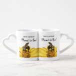 Set De Tazas De Café Significado para ser Boda o aniversario de las par<br><div class="desc">Estas tazas a juego son perfectas para las parejas amantes de las abejas. Incluyen una foto de primer plano de una abeja en una flor amarilla y sus propios nombres y un masaje con letras negras arriba. Son perfectos para celebrar un boda o un aniversario.</div>