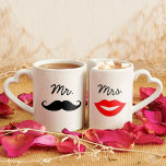 Set De Tazas De Café Sr. y la Sra. Lips & Mustache<br><div class="desc">El regalo perfecto para cualquier pareja,  el diseño divertido y moderno incluye un bigote negro en la taza "Mr." y labios rojos en la taza "Mrs.".</div>