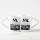 Set De Tazas De Café Sr. y señora Newlyweds Las Vegas<br><div class="desc">Tazas románticas de la jerarquización para Las Vegas que casa a recienes casados. Opinión aérea de la tira de Las Vegas sobre un lado y naipes del tema del casino con los clubs,  los corazones,  los diamantes,  y las espadas en blanco y negro y rojo en el otro lado.</div>