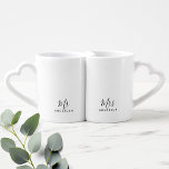 Set De Tazas De Café Sr. y Sra. | Guión moderno personalizado<br><div class="desc">"Mr. and Mrs." Regalo de pareja personalizada con escritura moderna Perfecto como regalo de boda para recién casados,  regalos de aniversario boda,  regalos El día de San Valentín y regalos para cualquier ocasión.</div>
