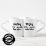 Set De Tazas De Café Sr. y Sra. Hubby y Personalizado de Wifey<br><div class="desc">Todos tenemos esa pareja increíble que se casa. Definitivamente este será el mejor regalo boda para las recién casadas. Imagínense la alegría en sus rostros cuando les presenten este tazón de parejas personalizados con sus nombres. Hagan que sea verdaderamente el suyo agregando sus nombres y el año del boda. Y...</div>