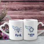 Set De Tazas De Café Su y su rock y guían a las parejas de amigos estre<br><div class="desc">En tonos azules y grises, estos tazas de parejas llevan un diseño diferente cada uno. Una taza dice "Eres mi piedra" y la otra dice "Eres mi estrella guía". Están escritas en una tipografía moderna que combina con una de las dos, un dibujo de una estrella o una roca de...</div>