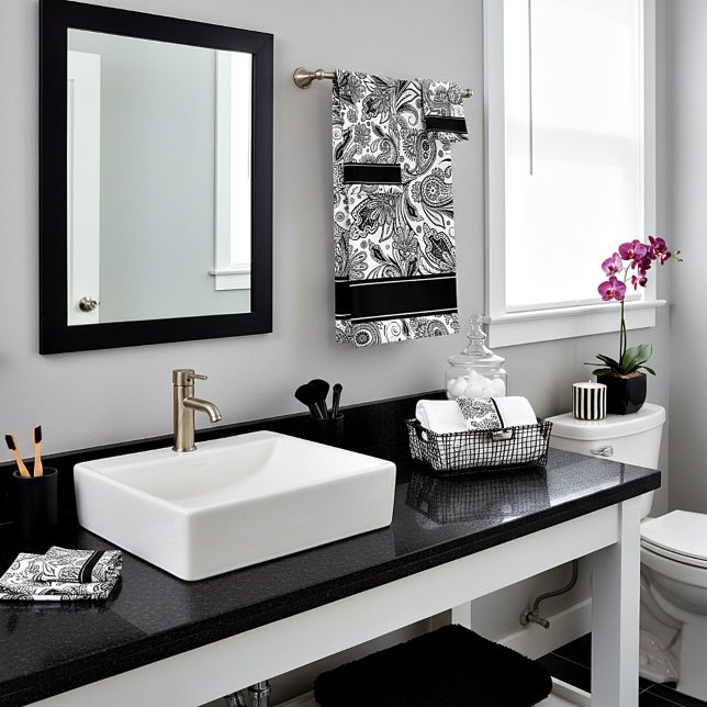 Set de toallas de baño paisladas en blanco y negro (Subido por el creador)