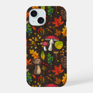 Setas de otoño, hojas, nueces y bayas sobre fondo 