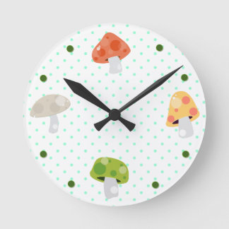 Setas y reloj de pared coloridos de la cocina del