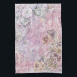 Shabby Vintage Floral Kitchen Toalla<br><div class="desc">diseño de bonito en un estilo de collage ligeramente angustiado,  con malla de encaje,  panes y flores de ást.,  y un borde de desplazamiento grabado en blanco roto sobre un fondo de diamante arlequín con sutil texto antiguo escrito a mano en tonos de lila,  rosa y gris.</div>