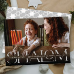 Shalom Peace Love Light Hanukkah - Tarjeta fotográ<br><div class="desc">Una moderna tarjeta de vacaciones minimalista y única que incluye una foto con todo tipo de sangre y un degradado de tintes negros parcialmente transparente. En la parte superior se imprime un gran gris claro (que puede cambiarse a cualquier color) saludo festivo "SHALOM" en la tipografía clásica del Sero. Un...</div>