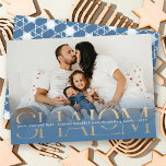 Shalom Peace Love Light Hanukkah - Tarjeta fotográ<br><div class="desc">Una moderna tarjeta de vacaciones minimalista y única que incluye una foto con todo el color con un degradado de tintes azules parcialmente transparente. En la parte superior se imprimió un gran saludo festivo de Relieve metalizado de oro falso "SHALOM" en la tipografía clásica de la serif. Un espacio en...</div>