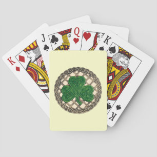 Shamrock beige sobre nudos celtas jugando cartas