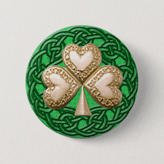 Shamrock de oro en botón nudos celtas