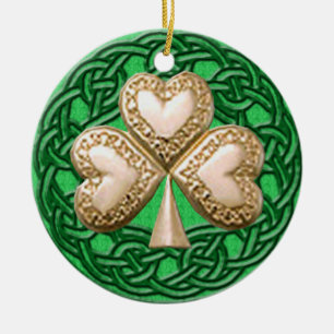 Shamrock de oro en ornamento de nudos celtas