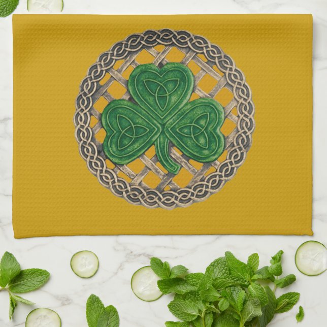 Shamrock de oro en toalla de cocina de nudos celta (Doblado)
