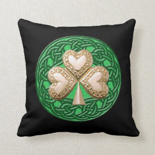 Shamrock de oro sobre nudos celtas almohada revers