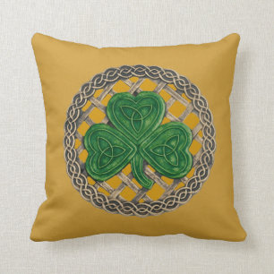 Shamrock de oro sobre nudos celtas almohada revers