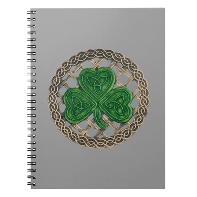 Shamrock gris sobre nudos celtas en cuaderno en es (Frente)