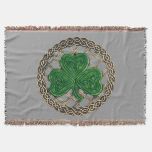 Shamrock gris sobre nudos celtas lanza una manta