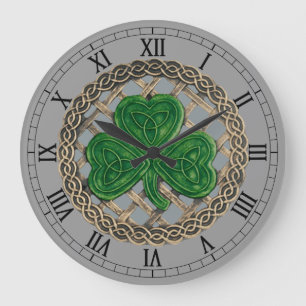 Shamrock gris y nudos celtas reloj numérico romano