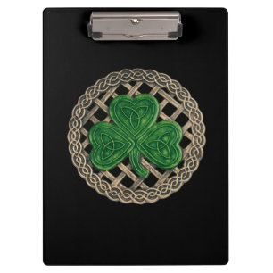 Shamrock negro en el portapapeles de nudos celtas