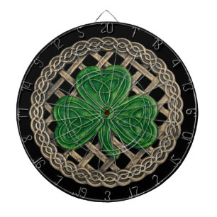 Shamrock negro sobre tablero de objetos celtas