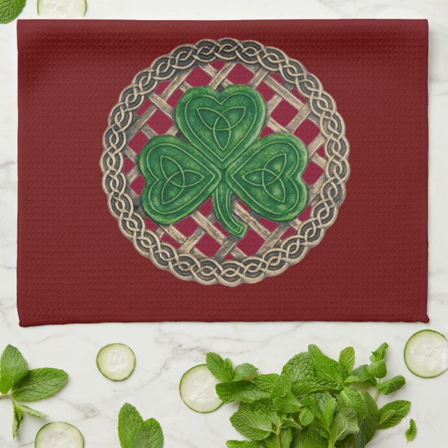 Shamrock rojo en toalla de cocina de nudos celtas (Doblado)