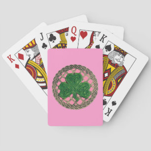 Shamrock rosa en nudos celtas jugando cartas
