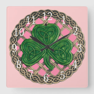 Shamrock rosa y reloj cuadrado de nudos celtas
