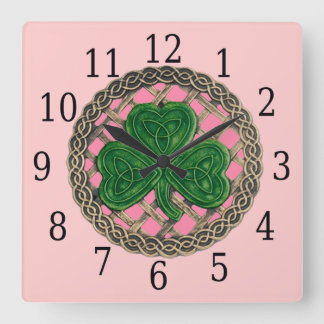 Shamrock rosa y reloj cuadrado de nudos celtas